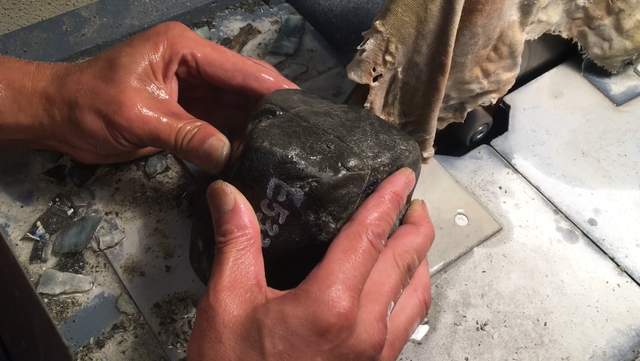 翡翠|幸运赌石记：小万的翡翠原石，能否切出惊喜蜕变