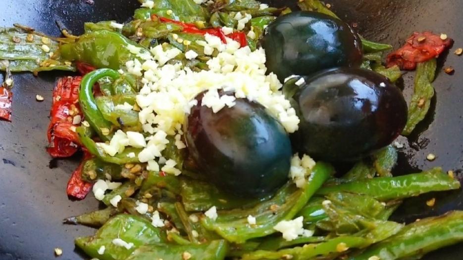 辣椒|辣椒加3个皮蛋这样做，没想到这么好吃，香辣开胃，令人食欲大增