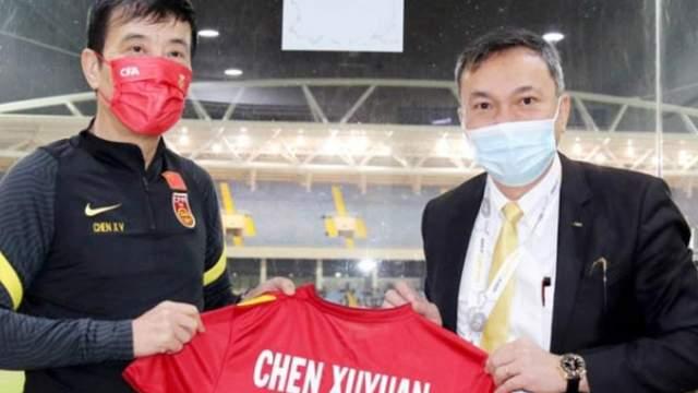 中国足协|陈戌源与越南足协座谈：跷二郎腿的“高傲”坐姿引发球迷热议！