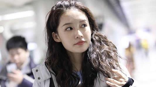 李沁|李沁真心美，穿白色大衣配黑色紧身裤走机场，清爽时尚非常好看