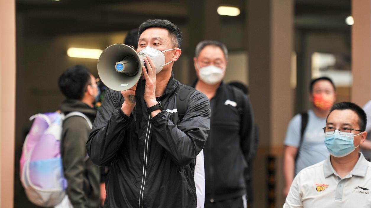 |泪目了！广东球迷欢迎宏远回家，杜锋大喇叭喊话，威姆斯泣不成声
