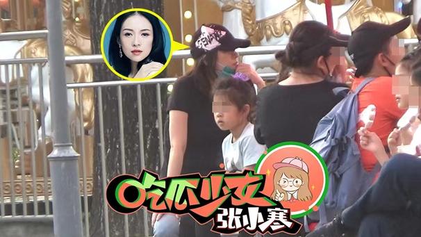 章子怡|章子怡带娃去游乐园被拍！素颜坐人群中接地气，在地上玩耍不怕脏