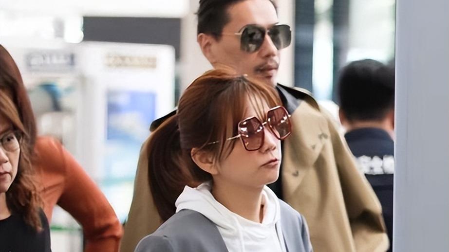 ella|Ella夫妇机场被拍，丈夫日系打扮有点潇洒，她扎马尾笑得好开心