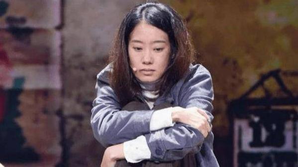 冯巩|她是“冯巩女儿”，上过4次春晚但不红，却因坐姿而火遍全国