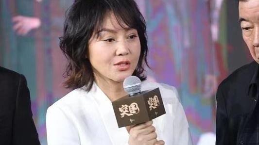 西装 闫妮这造型真老气！剪流浪汉发型太颓废，离开滤镜后一脸沧桑
