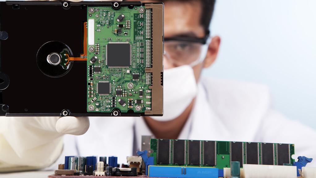 硬盘|小秦的电脑太慢了，给换个大点的硬盘，领导换个硬盘解决不了问题