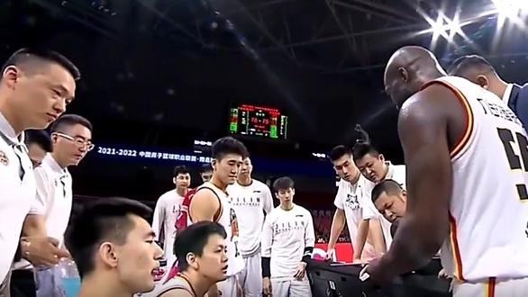 吉林男篮|CBA三消息：北京三塔合砍九分，雅尼斯帅位不保，琼斯化身琼指导