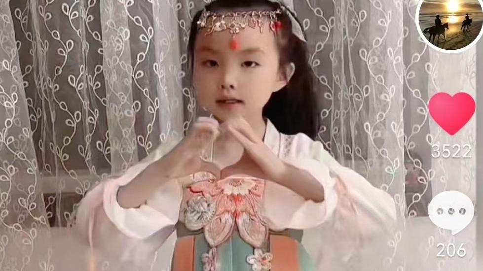 街拍|基因强大！田静父亲晒外孙女悦悦旧照，网友感慨太像许妈了