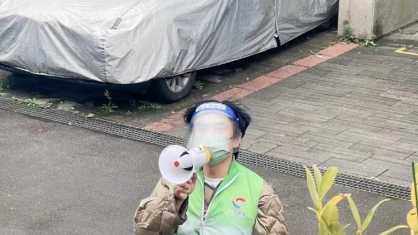 陈龙|陈龙主动当防疫志愿者，7点起床拿喇叭到处喊，章龄之自豪晒照片