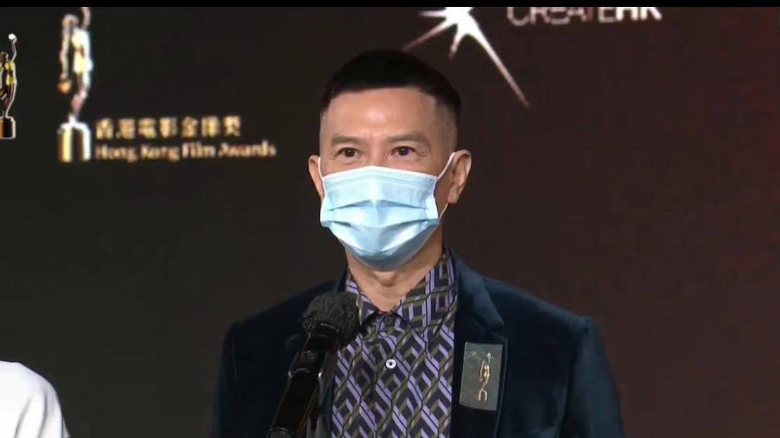 张家辉|54岁张家辉出席金像奖，休息两年在家陪关咏荷，结婚18年如热恋期
