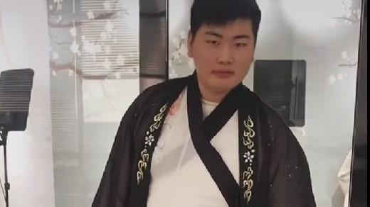 朱单伟|朱单伟首次穿和服，表情腼腆不敢看镜头，网友调侃像阿斗