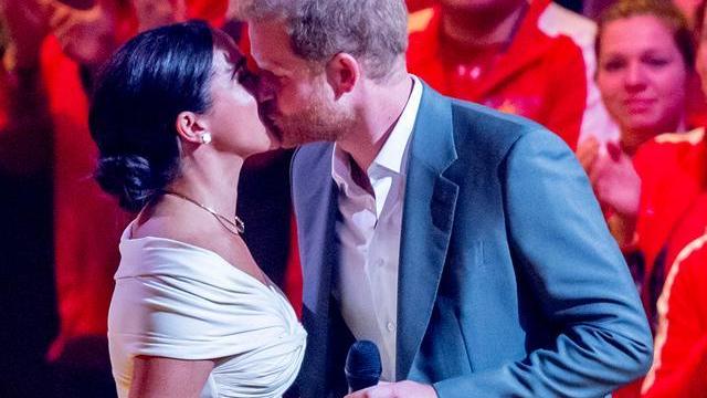 哈里王子|哈里梅根在舞台上公开甜蜜亲吻大秀恩爱，给足了彼此足够的安全感