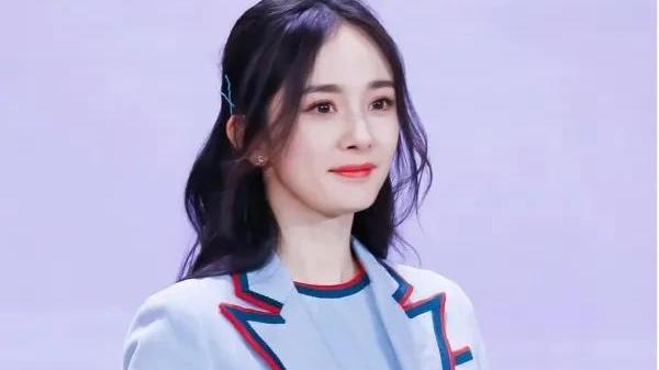 杨幂|杨幂的腿有多细？当她蹲下的那一刻，网友：还没有我一条腿粗