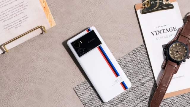 iqoo|12GB运存+256GB+全新骁龙8，朋友盲目买了普通版，悔恨买早了