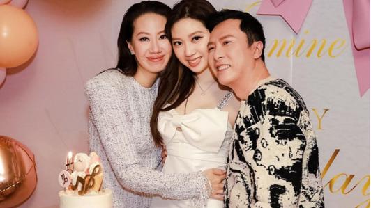 甄子丹|甄子丹女儿罕晒近照！穿包臀毛织裙秀性感，皮肤白皙光滑嘟嘴卖萌