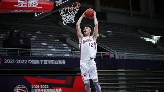 中国男篮|来了！首秀就炸！隔扣2米10大中锋！终于等到中国男篮第一新星