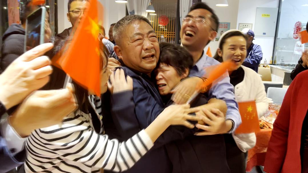 韩聪|泪目！韩聪爸妈饺子馆庆祝+高唱国歌，韩妈妈短信：文静！爱你