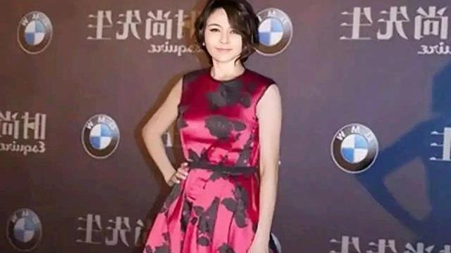 关之琳|58岁关之琳堪称“老来俏”：红色印花裙大秀身线，没一点发福气息