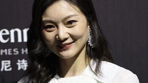 陈婷|张艺谋带娇妻赴宴，陈婷拎6万包戴珠宝，罕见奢华太有贵妇气场