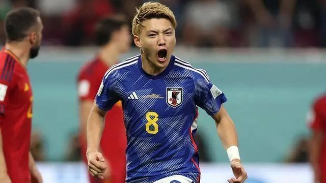 2-1，日本逆转西班牙，日本队让人惊叹，中国球迷心情最复杂