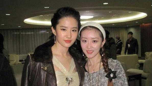 高圆圆|明星路人合影时，路人比明星还要美，网友：为啥不出道？