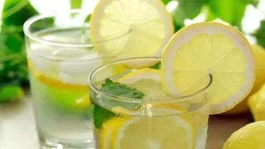 腹泻|天天用柠檬片泡水喝，原来喝错了？3个错误喝法，都让营养被浪费