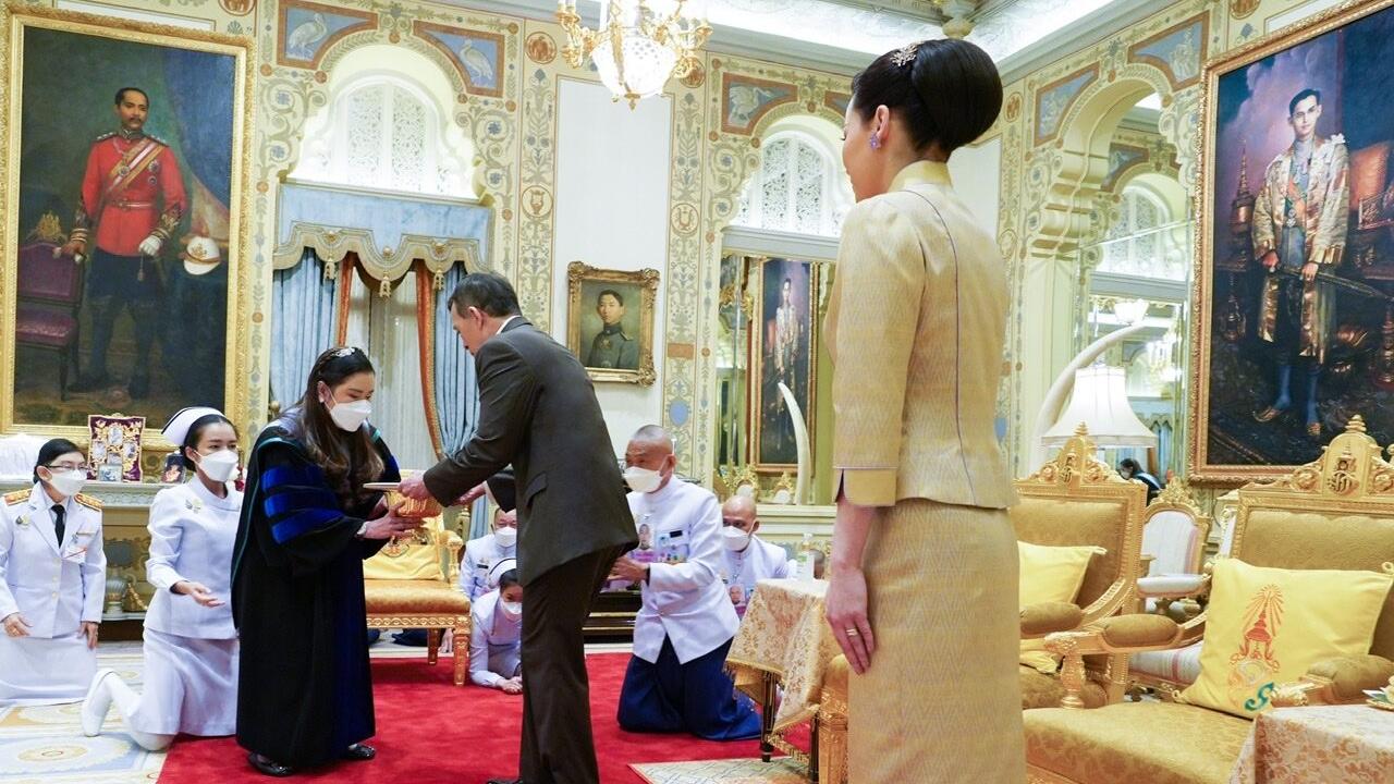 苏提达|苏提达跪着拥抱公主好卑微！讨好公主有本事，穿一身金色身材太赞