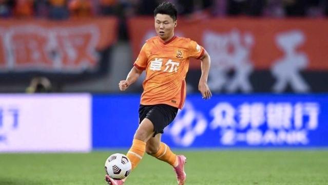 u23|27分钟戴帽！泰山00后新星闪耀迪拜杯，模仿C罗庆祝，洋帅起立为他鼓掌
