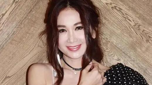 温碧霞|55岁温碧霞穿粉裙走秀，双手叉腰走路摇晃，网友：来两个保镖架着