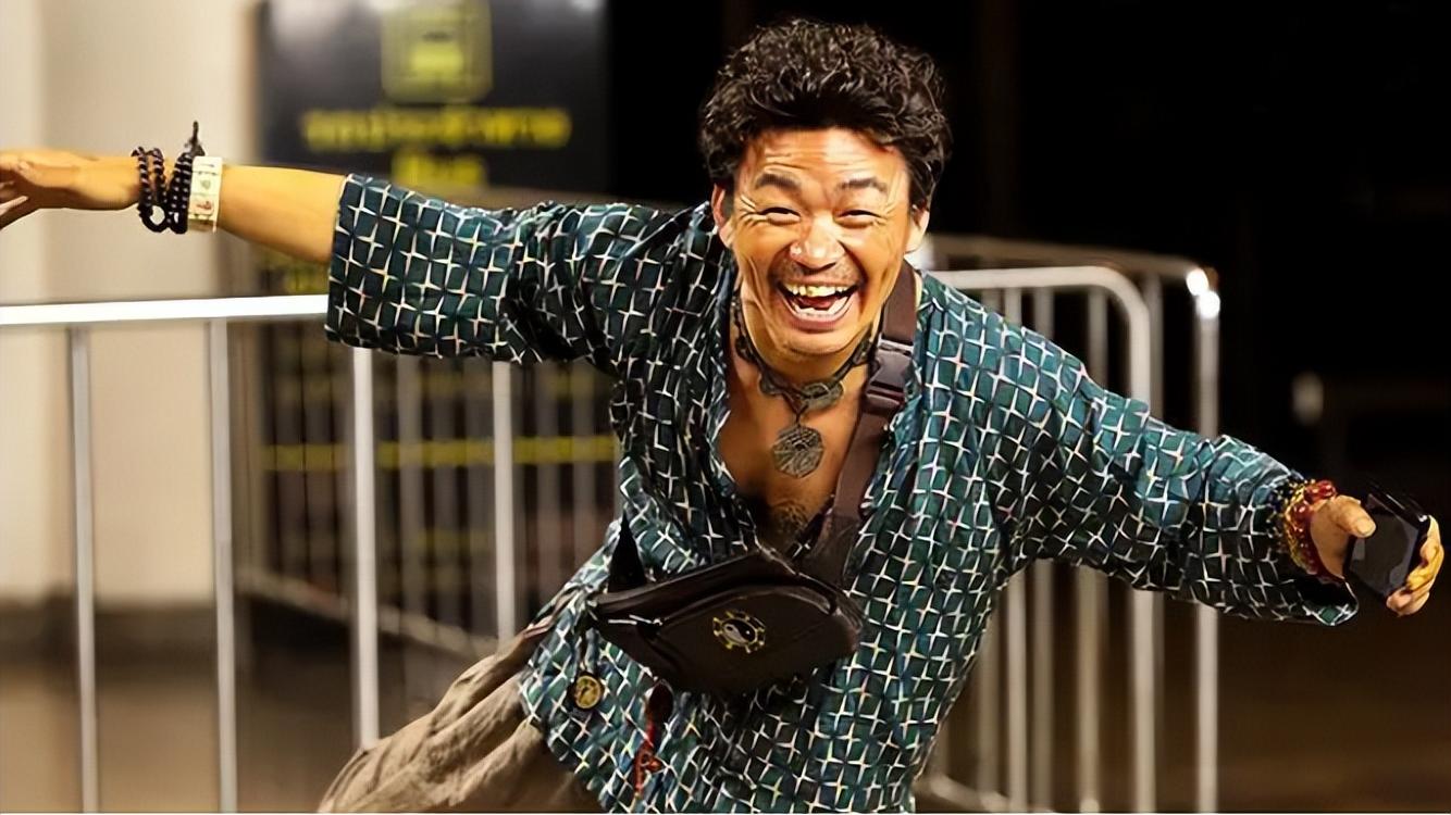 王宝强|王宝强多么能忍耐，新扫帚奖举办11年唯独他敢领，他没那么简单！