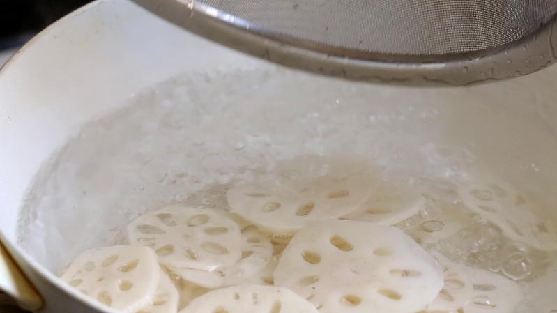 凉拌藕片|难怪饭店的藕片又白又脆，原来焯水时加了它，教你正确做法，真香