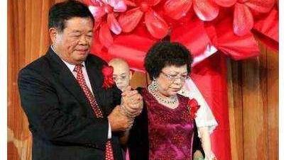 王健林|商界大佬夫妻颜值对比，王石老婆不输杨幂，曹德旺一生只爱一人