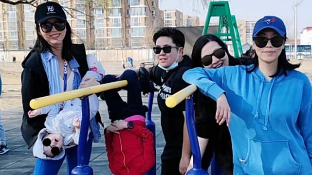 张梓琳|张梓琳花式晒俩女儿，小姐妹“倒挂金钩”出镜，胖妹小长腿好优越