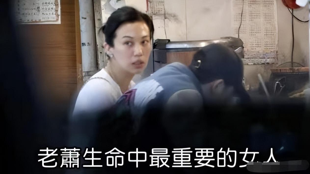 萧敬腾|萧敬腾女经纪人气质真出挑！陪他吃路边摊打扮清凉，长相不输明星