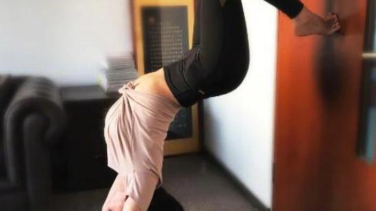 走进张天爱现实中的家，在家用水管架挂衣服，每次找衣服太方便了