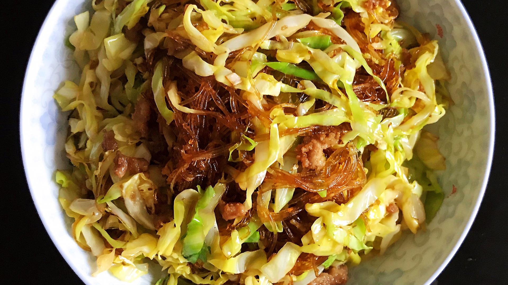 烧烤|炒卷心菜粉丝怎么炒才好吃？厨师教你酒店的做法，光滑不粘锅