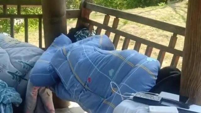 詹姆斯·哈登|行李随身带，几个90后睡凉亭，网友：未吃他人苦，莫笑他人惰