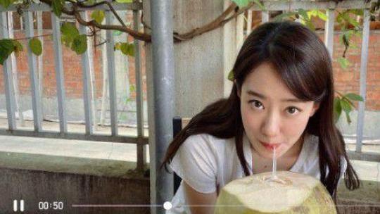 安吉丽娜·朱莉|张小斐晒出近照，氛围感超强，宛如18岁的少女