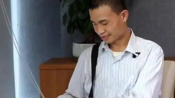 韦东奕|为了查看行程码，韦东奕购买了智能手机，在食堂吃饭的样子很吸睛