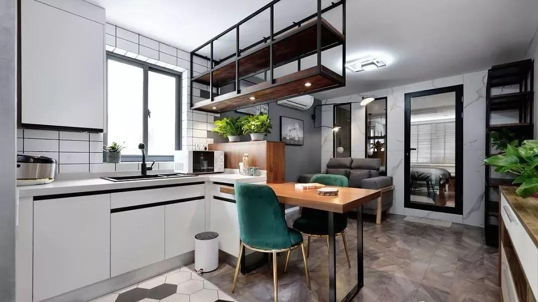 越是小户型越建议你们，餐厨打通，岛台做隔断，省空间也显亮堂！