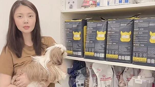 原创|徐冬冬素颜抱狗展示房间！穿紧身裤炫大长腿，宠物用品摆满一面墙