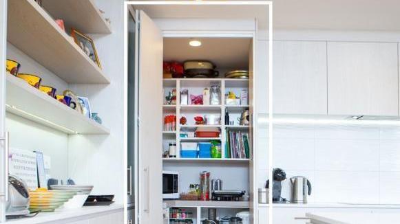 入住才知道，厨房留个2储藏室有多实用！囤货都藏这里，好能装