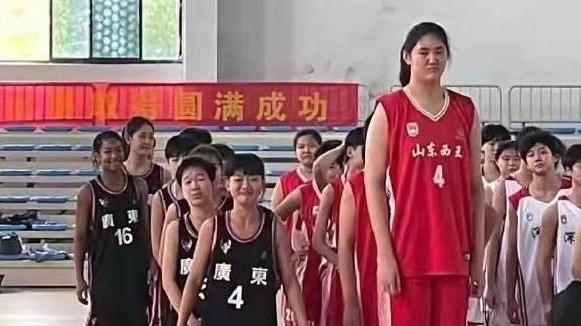 山东男篮|2米3女姚明现身山东男篮训练场 网友：陶汉林与她比就是小鱼儿