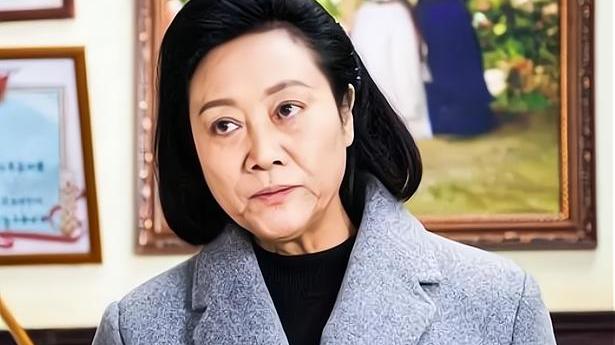 车晓|演了一辈子戏却靠女儿车晓的绯闻出名，老戏骨王丽云亏不亏？