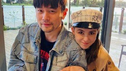 昆凌|昆凌挺6个月孕妇陪周杰伦逛街，素面朝天，超大鸽子蛋抢镜