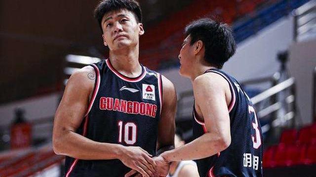 |1点05分，杜锋宣布季后赛3大王牌