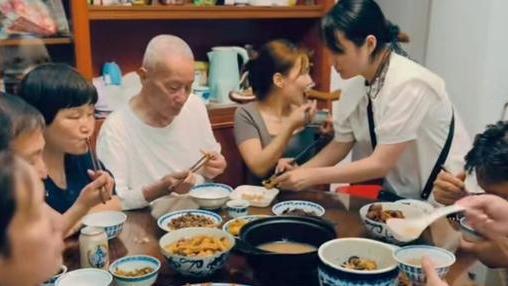 |熊磊晒照为爷爷庆生，近照显憔悴，房间内饰曝光，网友：大户人家