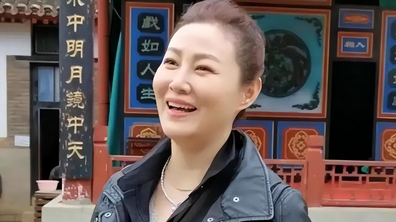 王思懿|49岁王思懿分享动态，网友请求嫂嫂赐一碗药，她幽默回应显亲切