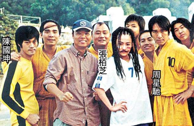 陈国坤|陈国坤被黑人抱着喊李小龙，与星爷签约后，8年2部戏却认为值了