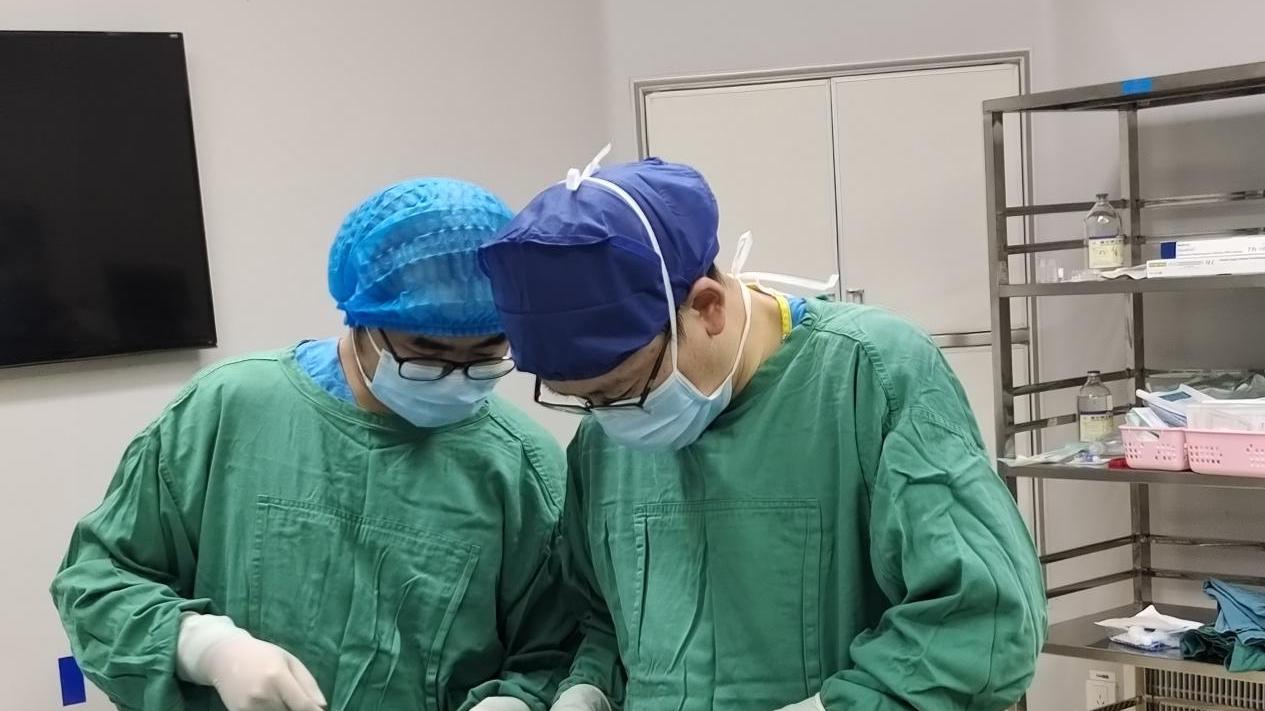 关节脱位|OMG！美女“蚯蚓”缠身严重影响美观！却为何迟迟不敢接受治疗？